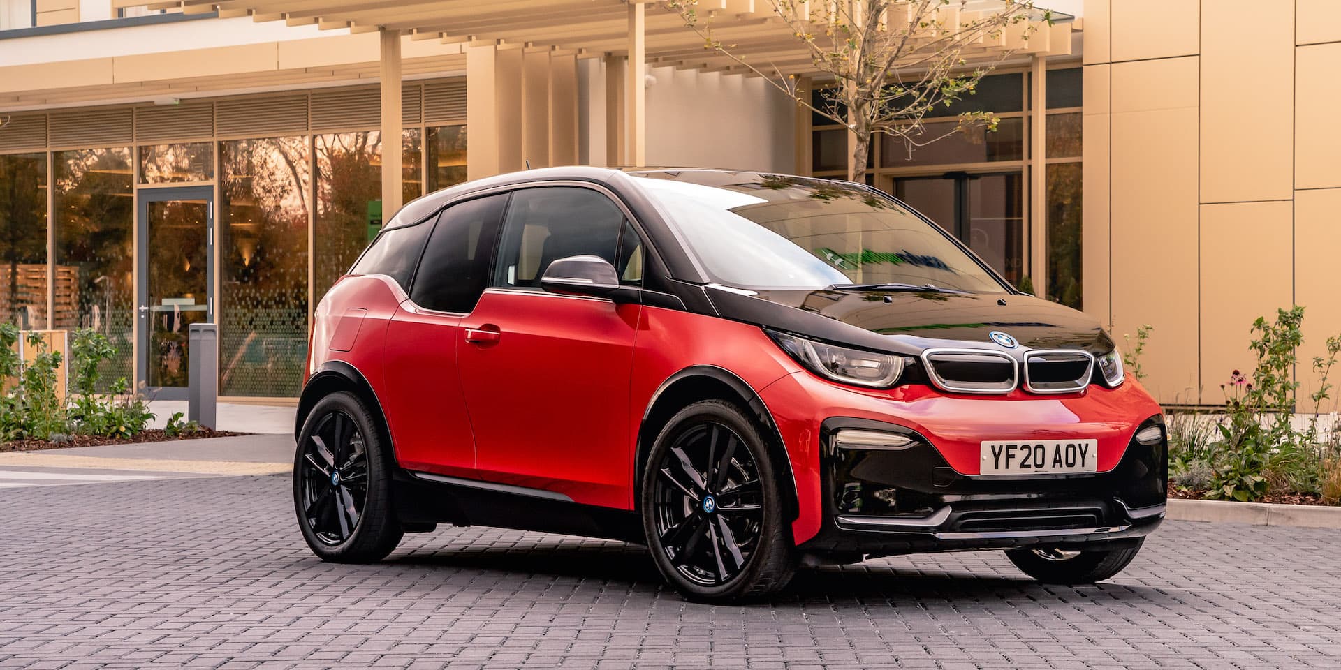 Une BMW i3, vue de côté, mettant en avant son design compact et ses lignes distinctives.