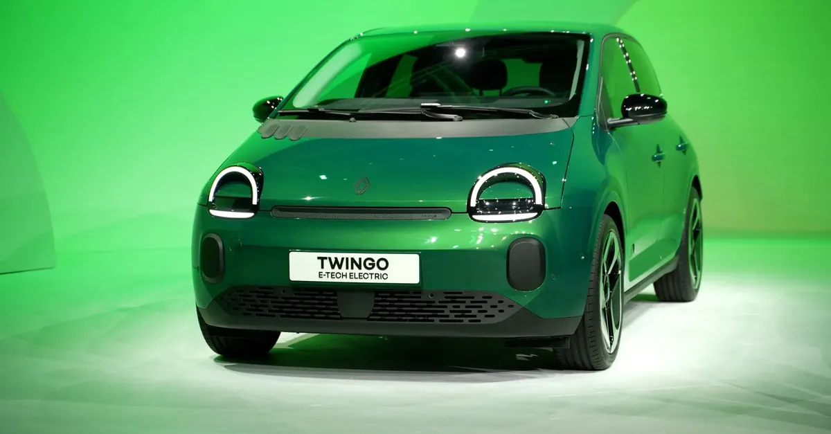 Comparaison côte à côte de la Renault Twingo E-Tech et de la Citroën ë-C3, deux citadines électriques compactes.