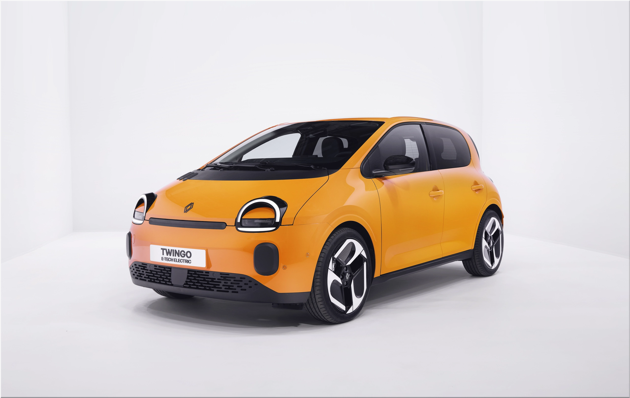 Quatre voitures électriques compactes et modernes : la Citroën ë-C3, la Renault Twingo E-Tech, la Renault 5 E-Tech et la Volkswagen ID.Polo, roulant sur une route, illustrant la diversité des nouveaux modèles abordables.