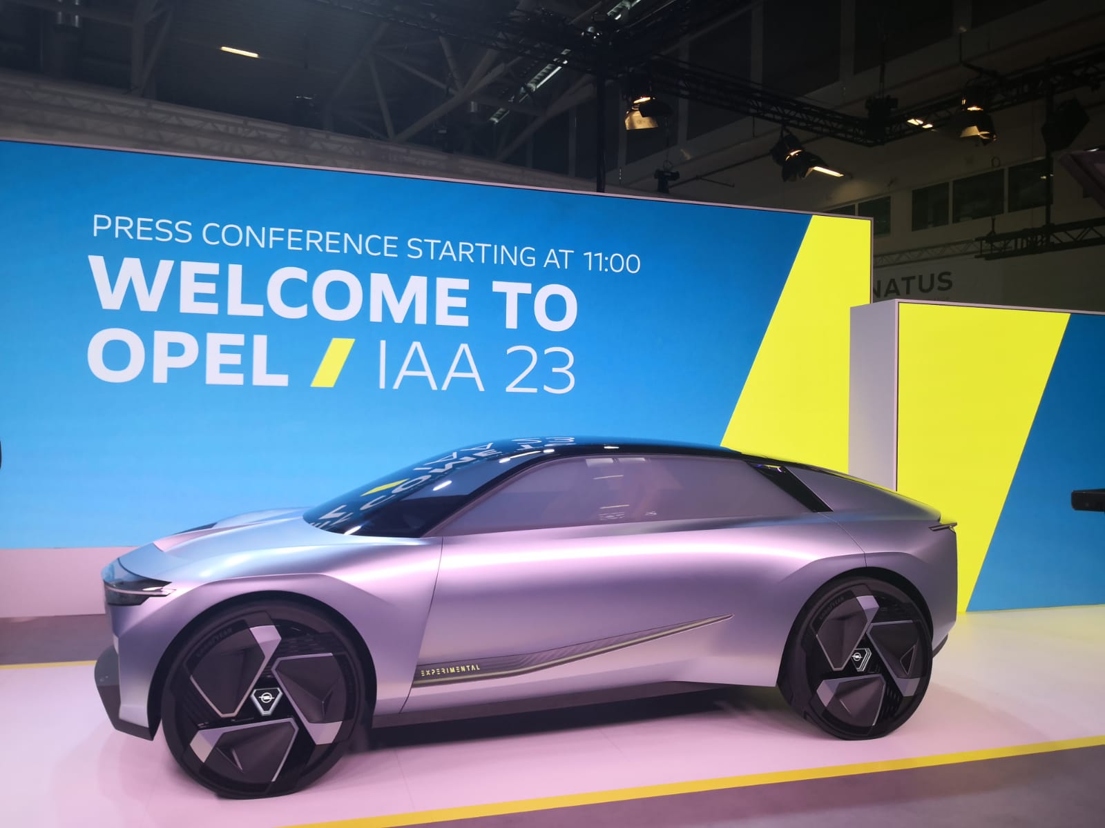 Une voiture électrique compacte et moderne, garée dans un environnement urbain avec des bornes de recharge, symbolisant l'accessibilité accrue des véhicules électriques à bas prix en 2026.