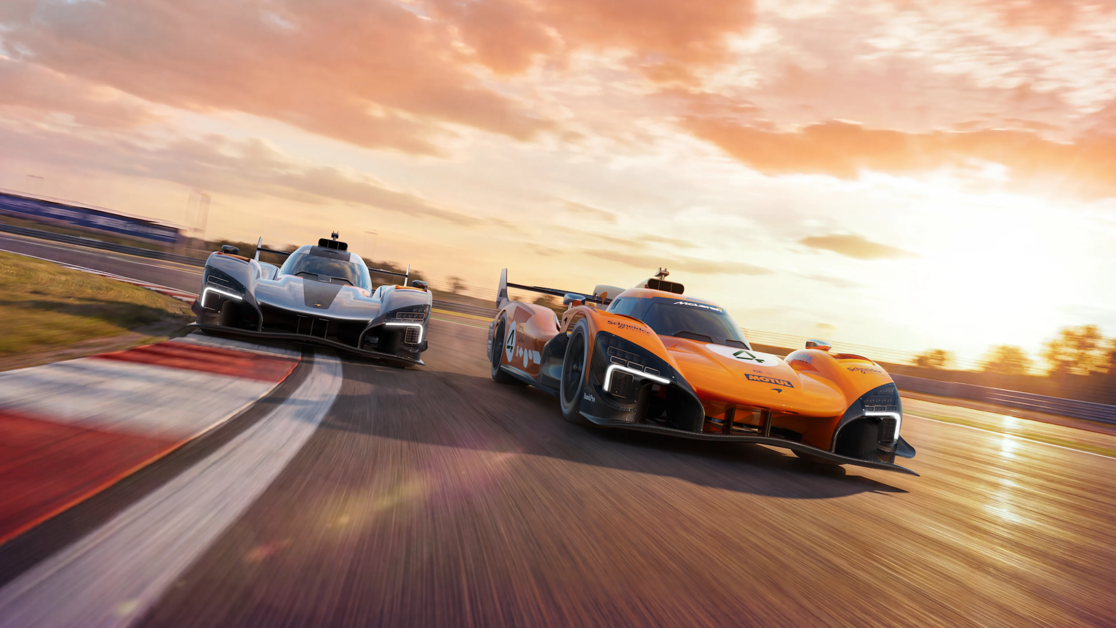 Une hypercar McLaren de course, aux lignes aérodynamiques, filant à toute vitesse sur une piste, avec des tribunes floues en arrière-plan.