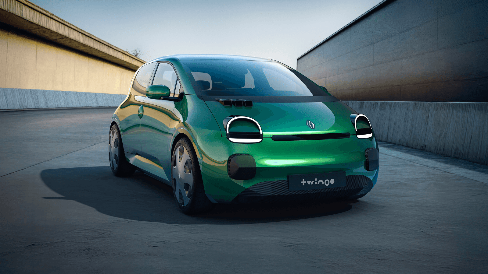 Une Renault Twingo 4 électrique jaune vif roulant sur une rue pavée européenne ensoleillée.
