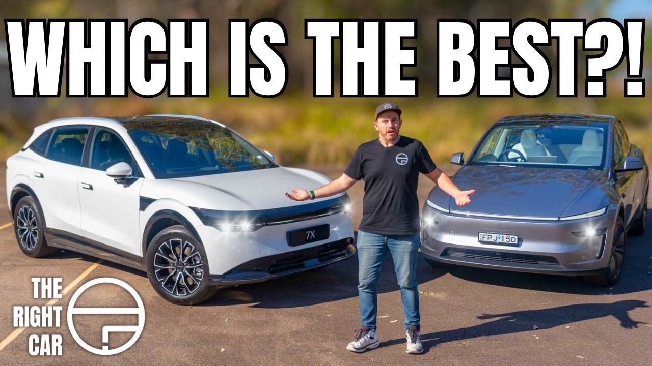 Deux SUV électriques, le Zeekr 7X et le Tesla Model Y, roulant côte à côte sur une autoroute au crépuscule.