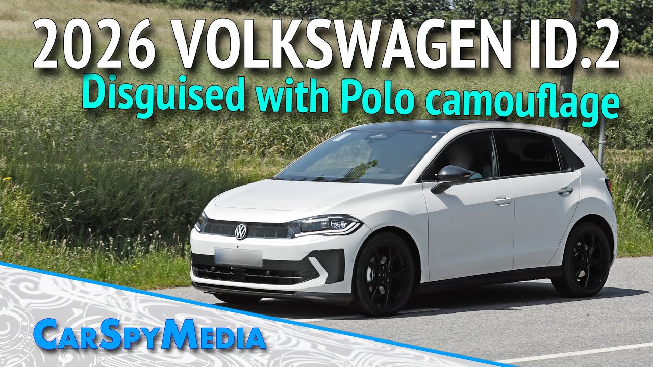 Une Volkswagen ID. Polo 2026 blanche, petite voiture électrique, garée dans une rue de ville moderne, vue de trois quarts avant.