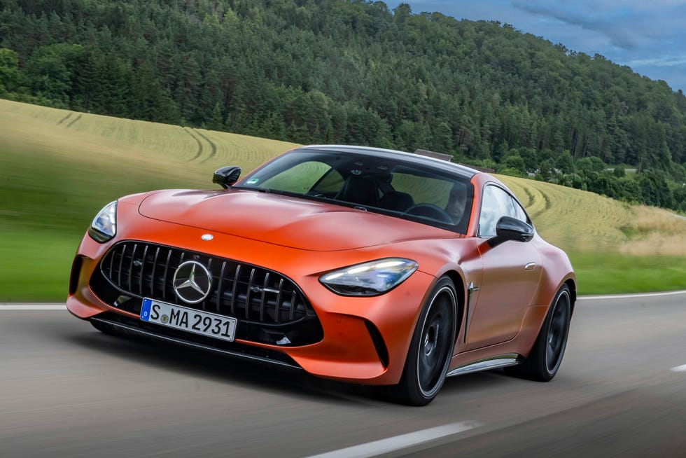 Une Mercedes-AMG GT 63 S E Performance en pleine accélération sur un circuit, illustrant la nouvelle ère de performance hybride.