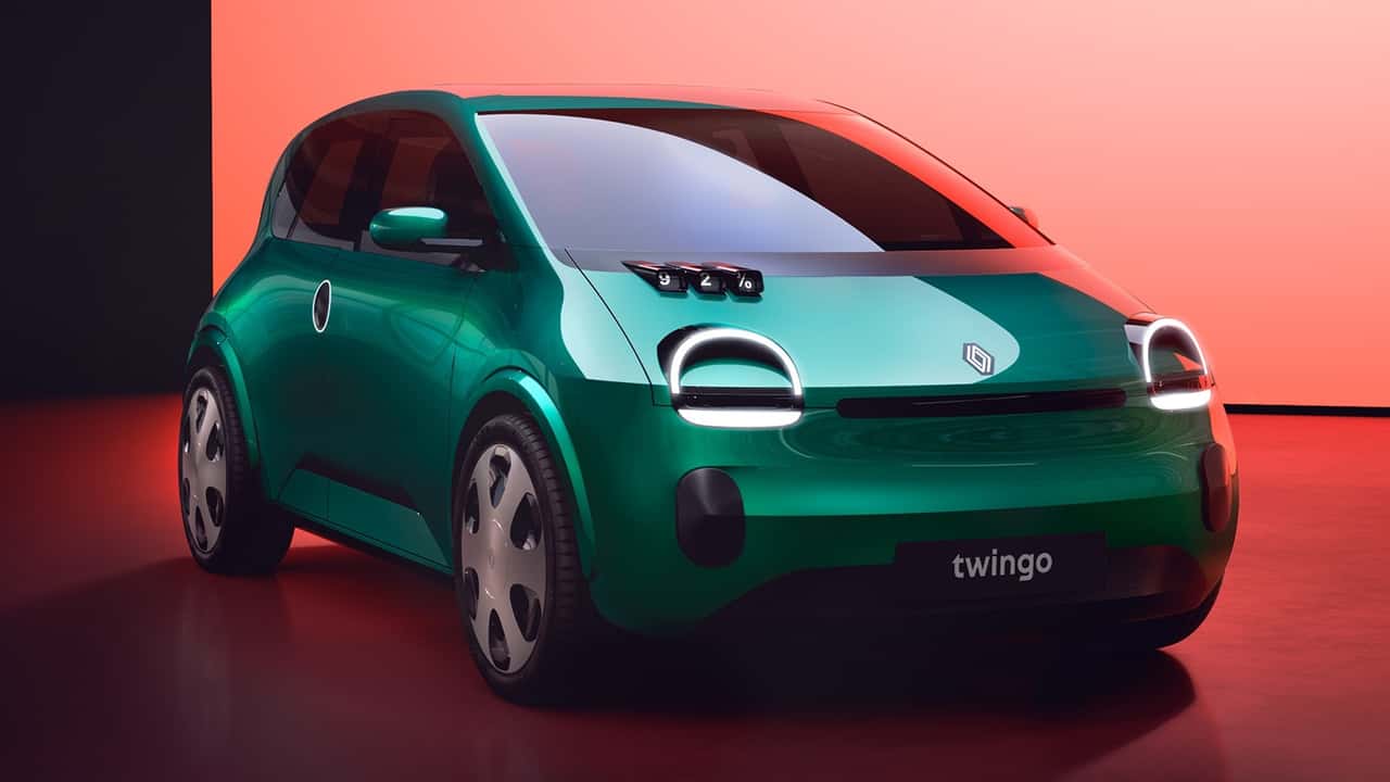 Une Renault citadine électrique futuriste et élégante, en mouvement dans un environnement urbain.
