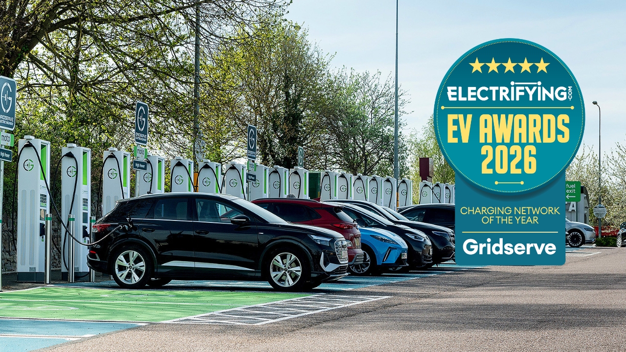 Une station de recharge rapide pour voitures électriques sur une autoroute, avec plusieurs véhicules en charge, illustrant l'amélioration de l'infrastructure de recharge.