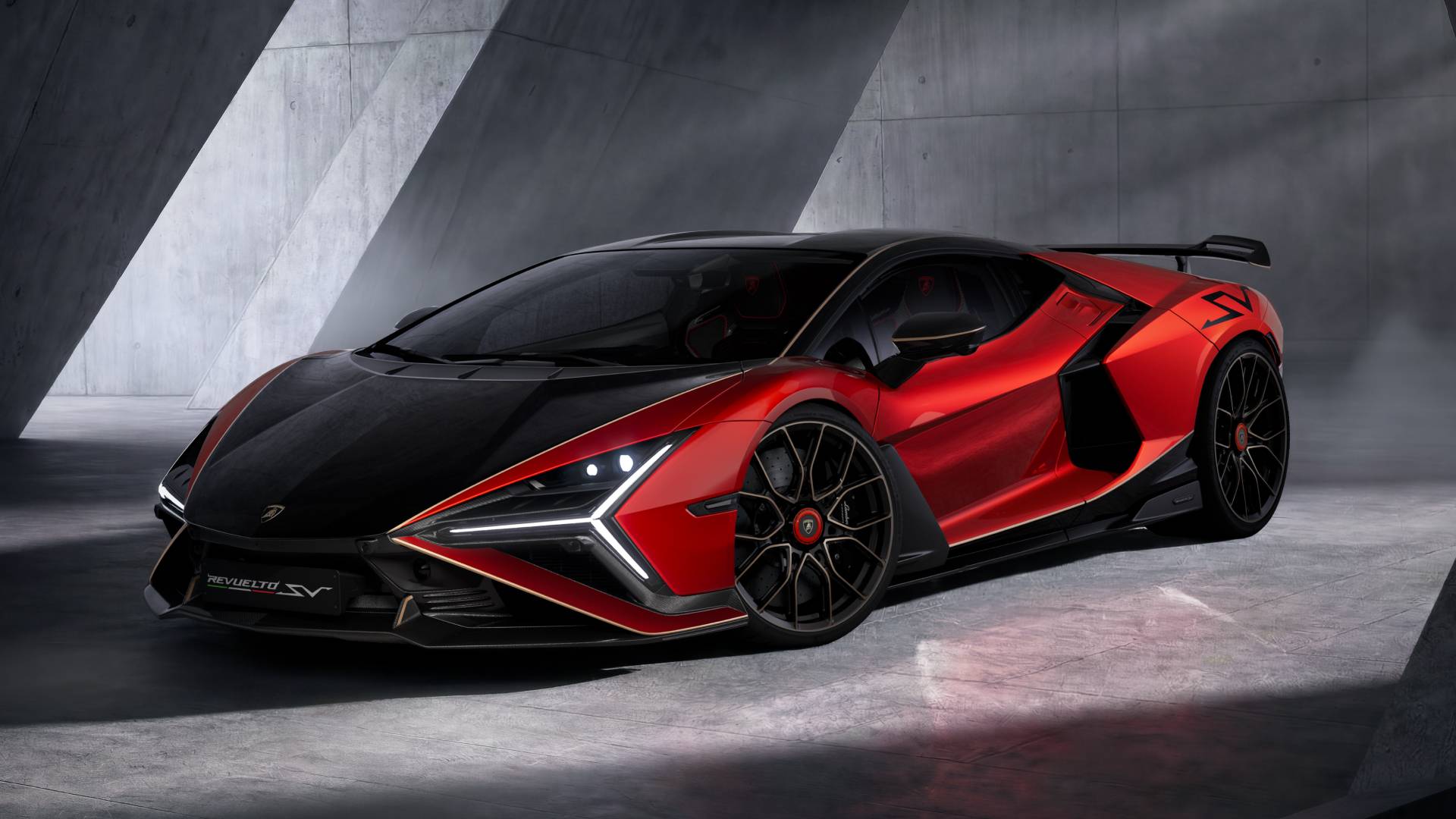 Vue latérale d'une Lamborghini Revuelto rouge vif, mettant en évidence son design agressif et ses lignes aérodynamiques, symbole du luxe hybride en 2026.