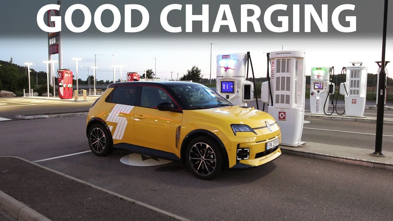 Une Renault 5 E-Tech jaune vif en charge sur une borne publique, avec un arrière-plan urbain animé.