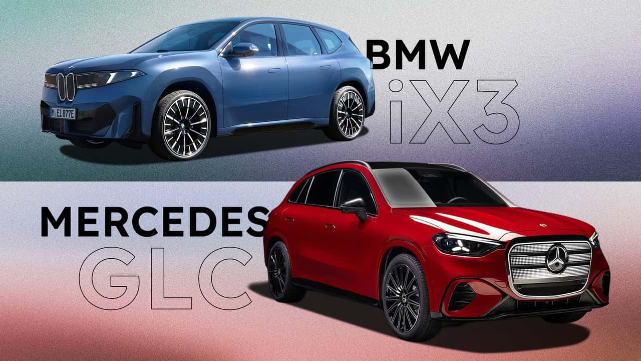 Plusieurs modèles de voitures électriques de 2026, dont des BMW, Mercedes, Volvo, Kia, Ferrari et Peugeot, exposés dans un showroom.