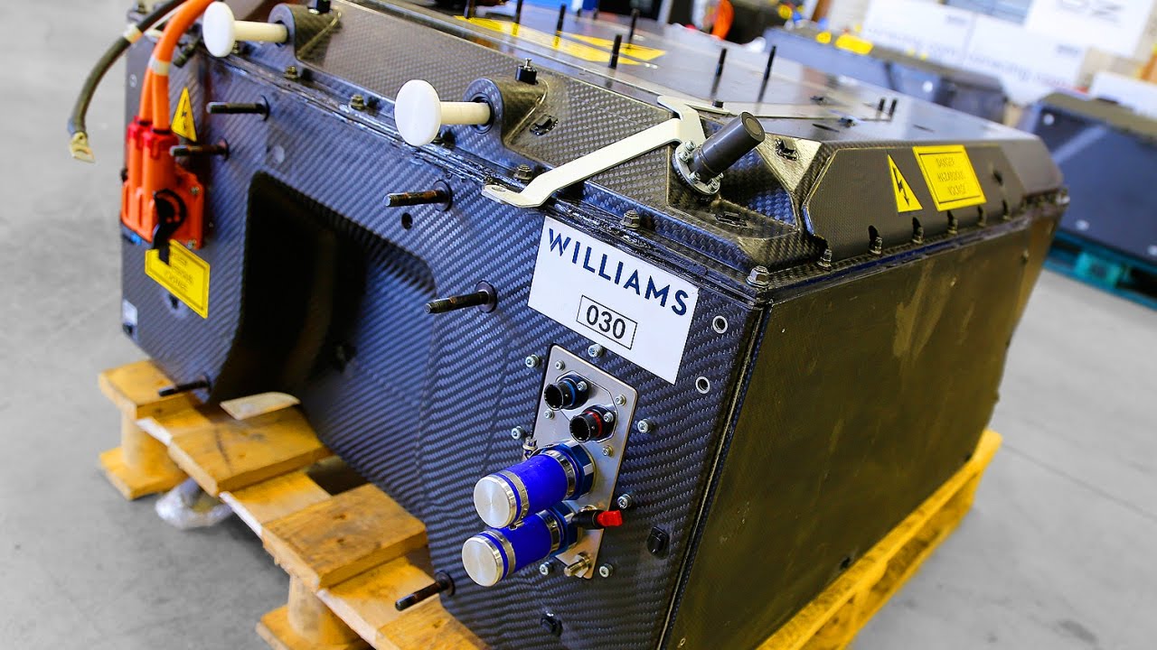 Vue en coupe d'une batterie de voiture électrique haute performance, inspirée de la Formule 1, avec des systèmes de refroidissement complexes et des cellules organisées.