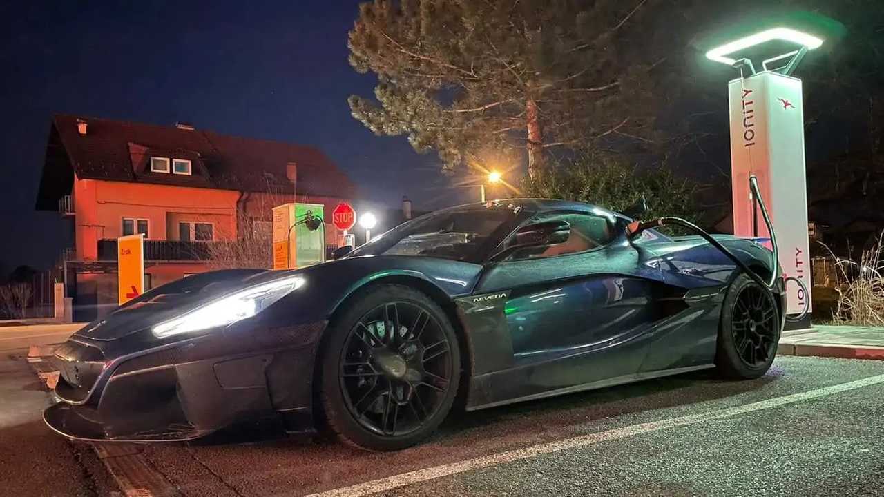 Une supercar électrique Rimac Nevera en charge, illustrant l'avancée technologique et le design futuriste des véhicules électriques de luxe.