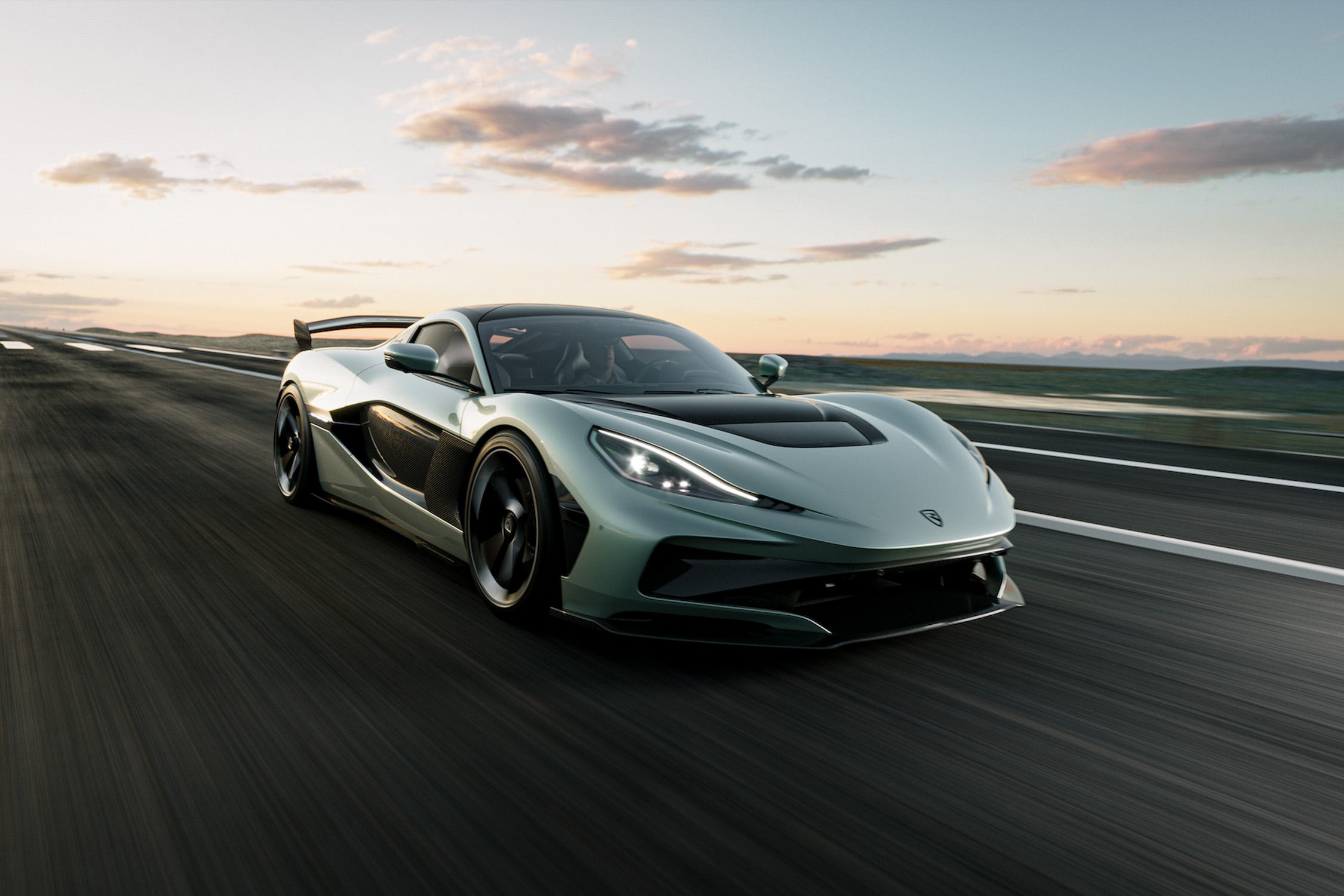 Une hypercar électrique Rimac Nevera en pleine accélération sur une piste de course, illustrant la puissance brute des véhicules électriques.