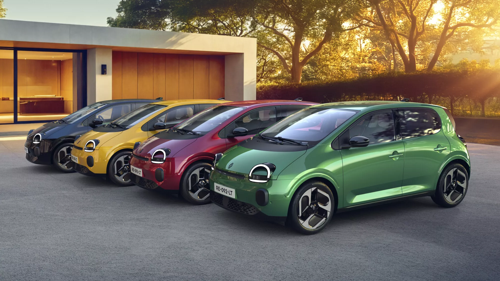 Une Renault Twingo E-Tech de 2026 de couleur vive, garée dans une rue urbaine animée.