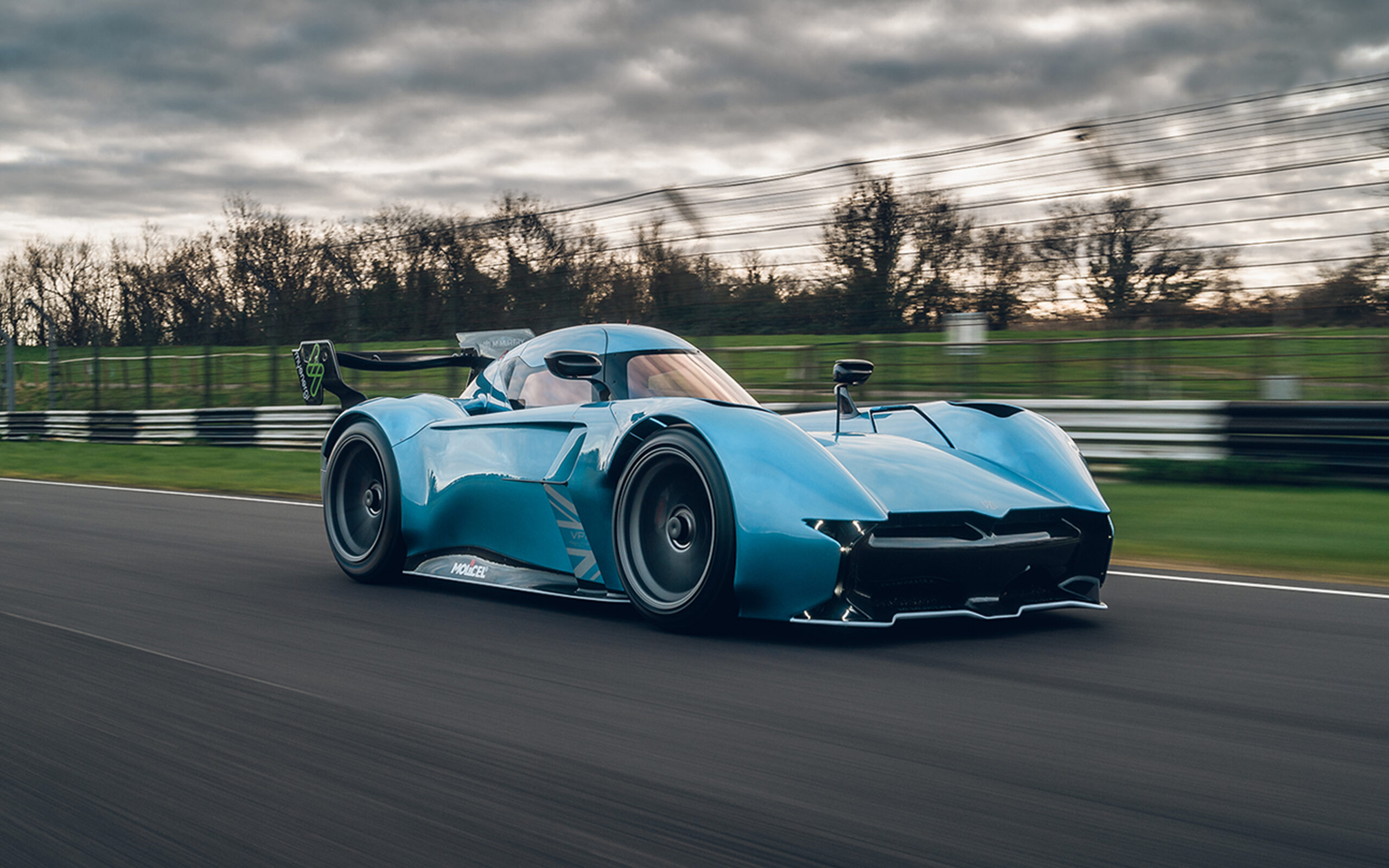 La McMurtry Spéirling Pure, une hypercar électrique, roulant à grande vitesse sur une piste de course.