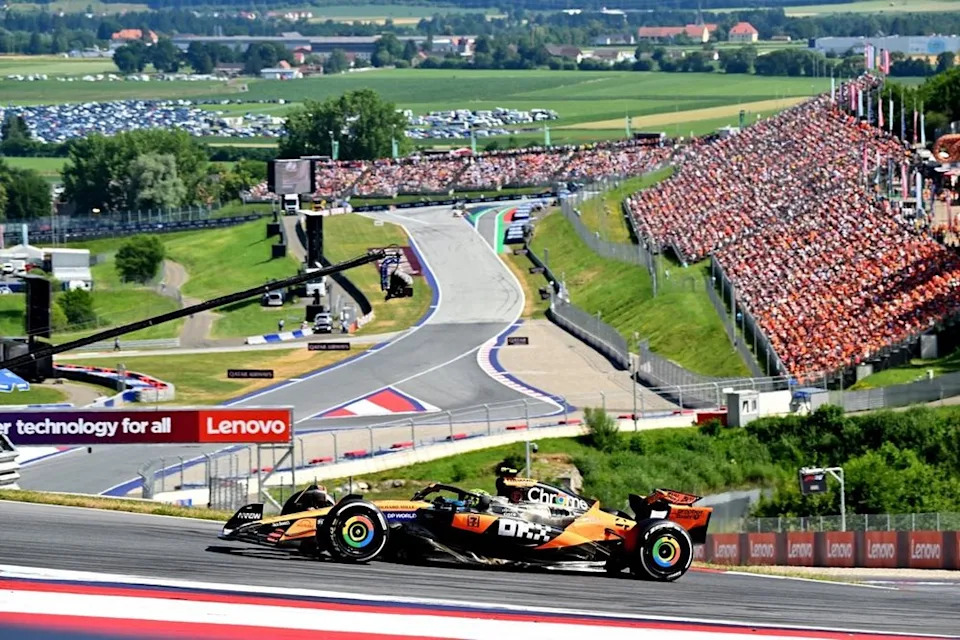 Une McLaren F1 2026 en train de prendre un virage rapide sur le circuit de Spielberg, soulignant la performance de la suspension.
