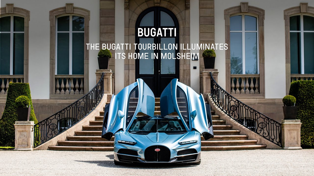 Image d'une Bugatti Tourbillon de présérie garée devant l'usine Bugatti à Molsheim.
