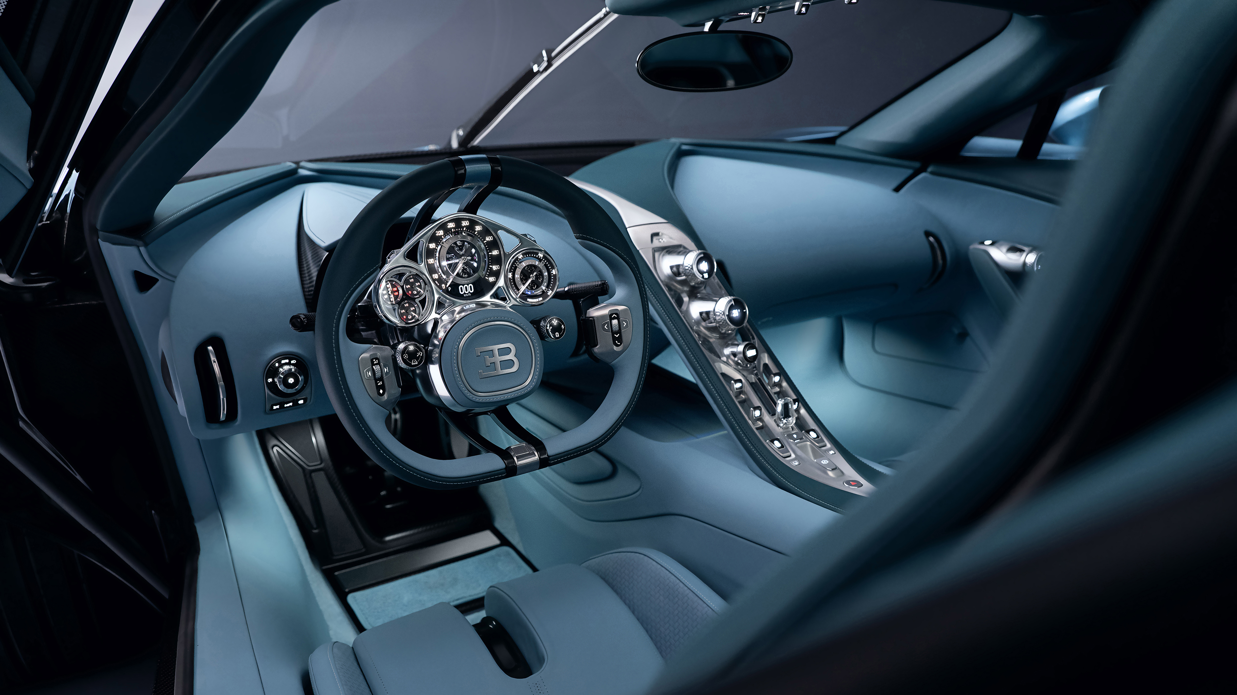 Intérieur détaillé d'une Bugatti Tourbillon, mettant en avant les finitions personnalisées et les matériaux luxueux.