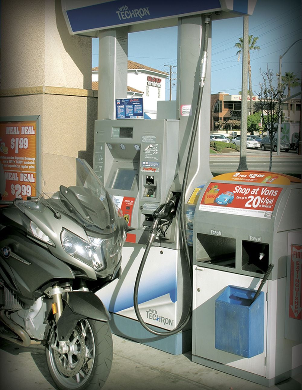 Un motard en train de remplir le réservoir de sa moto avec de l'E85 à une pompe à essence.