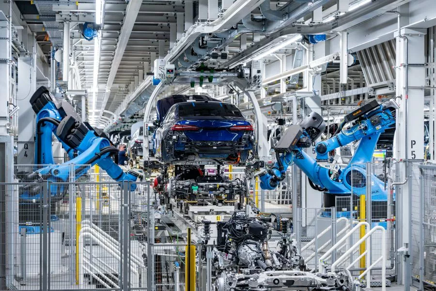 Chaîne de montage moderne et robotisée pour véhicules électriques dans une usine allemande de BMW, Mercedes ou Volkswagen.