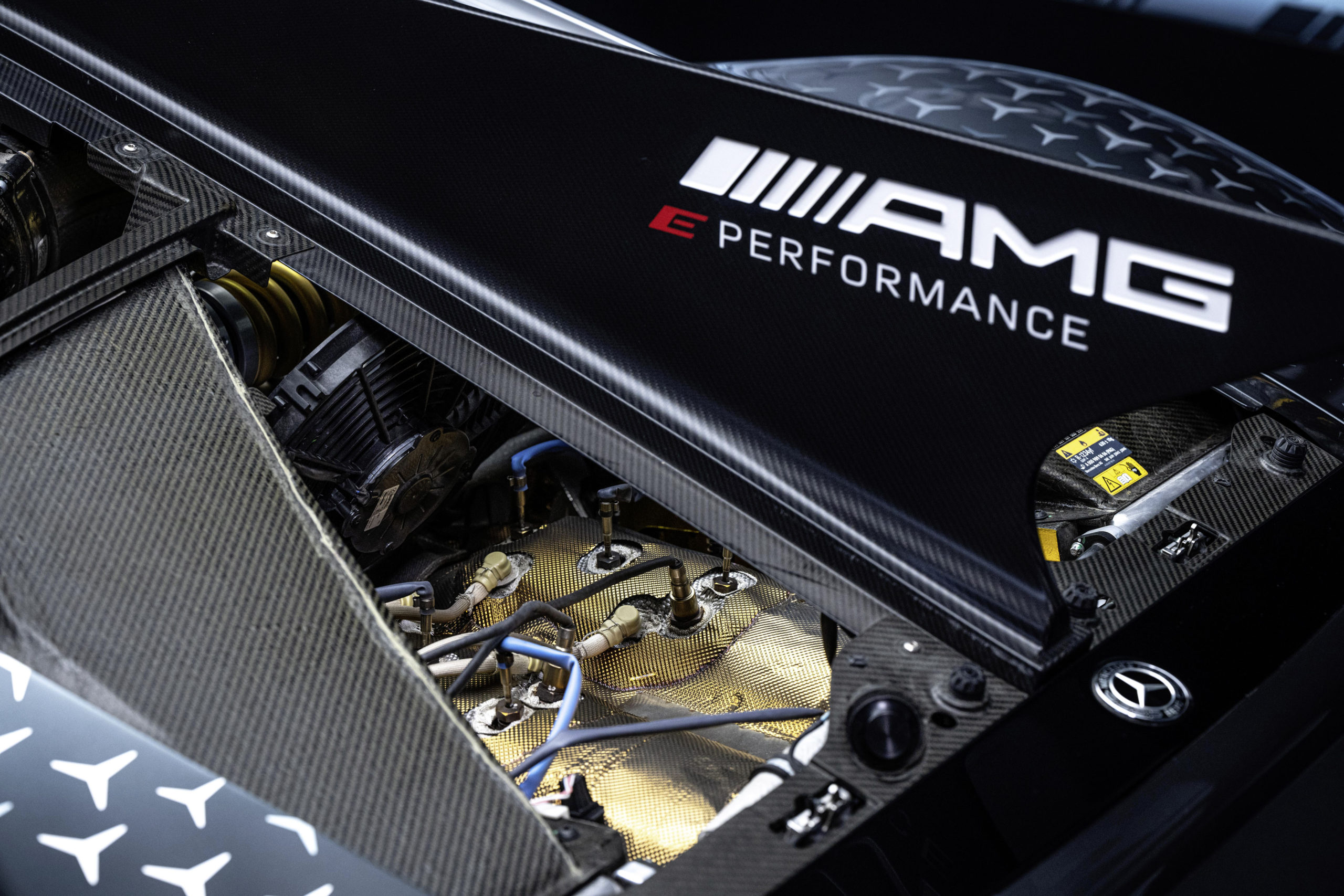 Gros plan sur le moteur V6 turbo de l'AMG One, avec ses composants hybrides et ses câbles complexes.