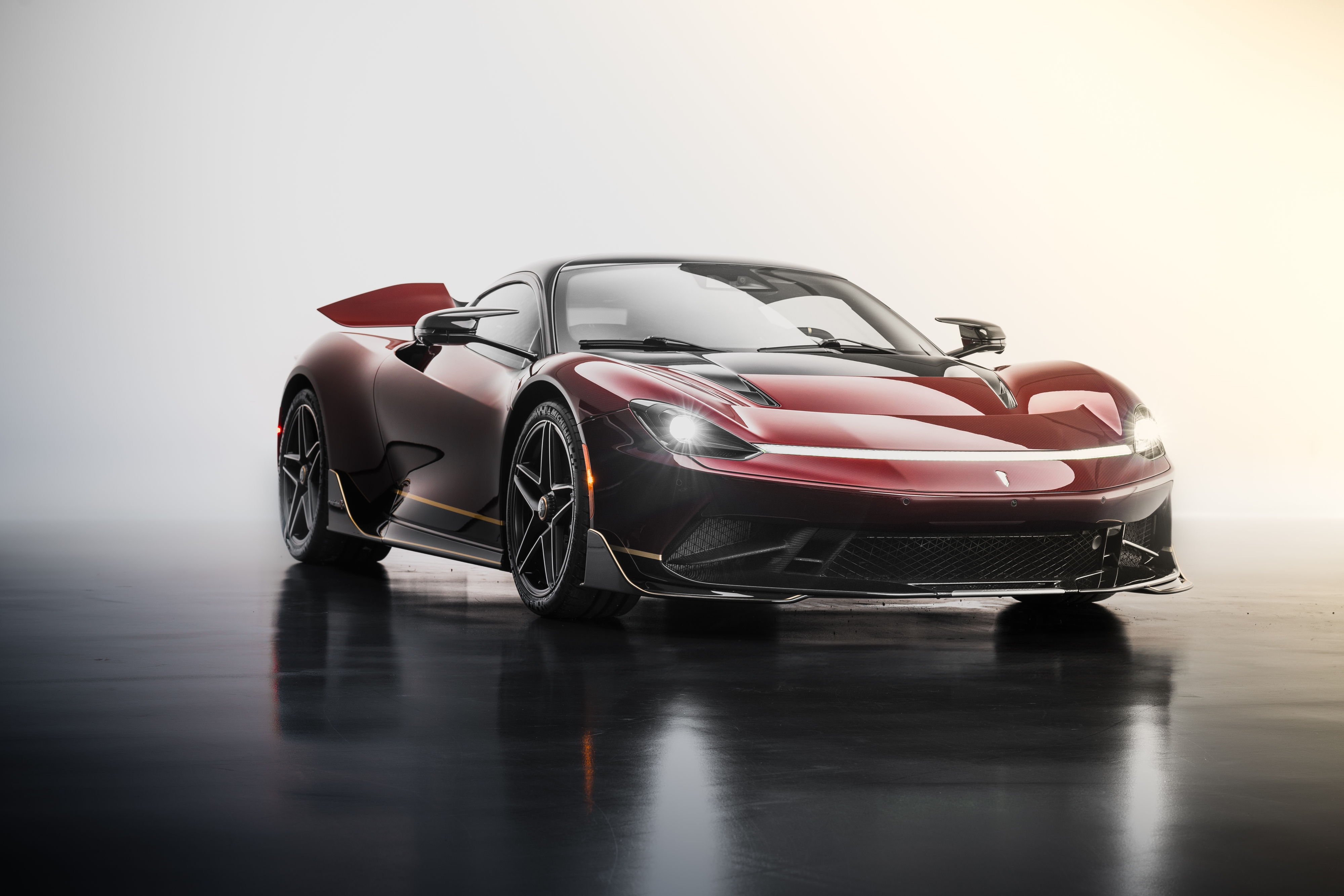 Vue extérieure de la Pininfarina Battista, mettant en valeur ses lignes fluides et son profil sportif.
