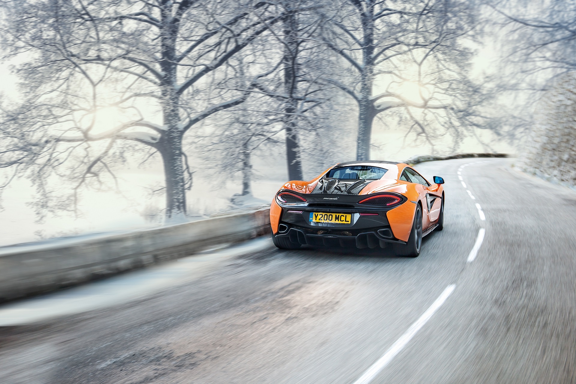 Gros plan sur un pneu de McLaren avec un manomètre, illustrant l'importance du contrôle de la pression avant l'hiver.