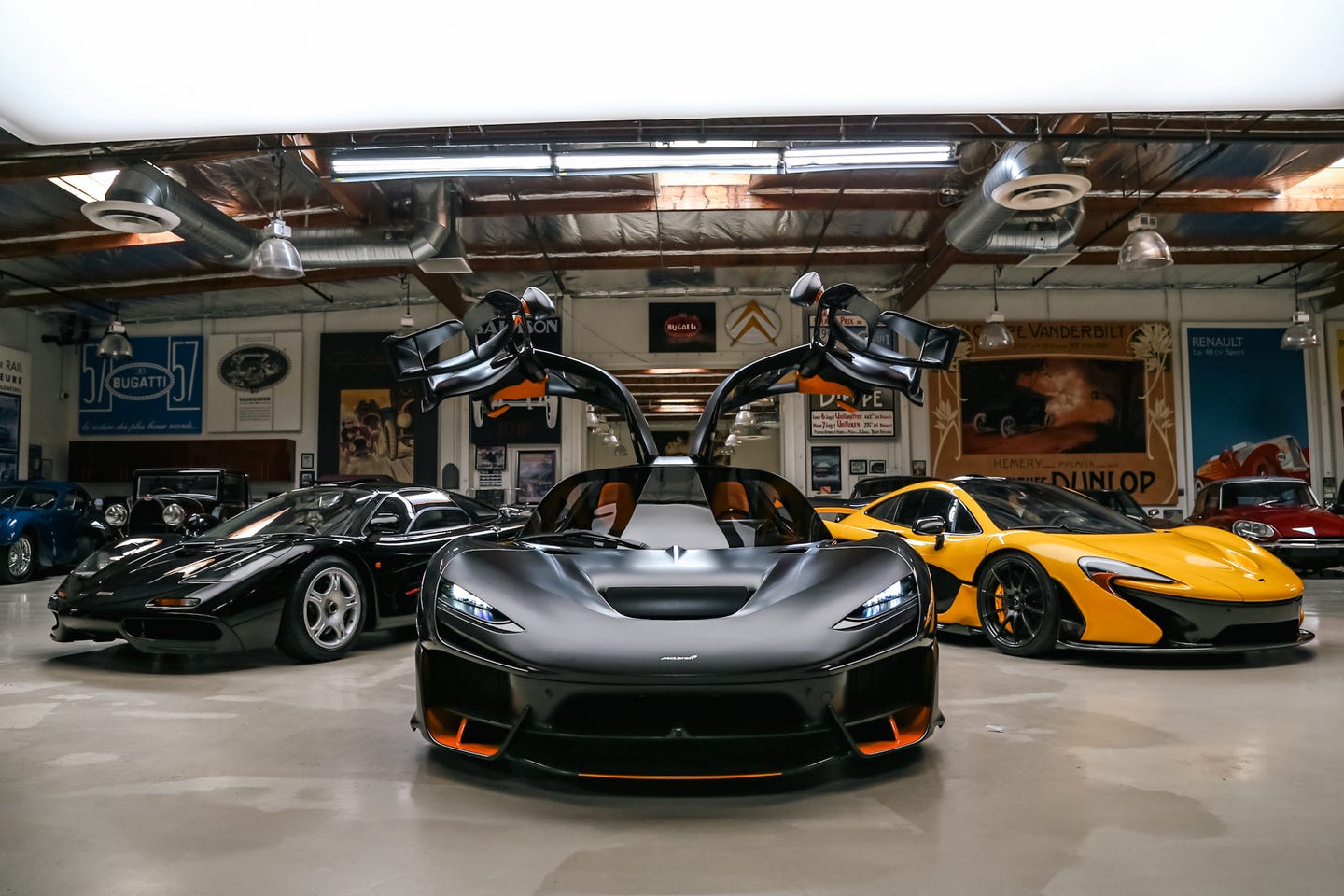 Une McLaren recouverte d'une housse respirante dans un garage propre et bien éclairé, symbolisant un stockage hivernal idéal.