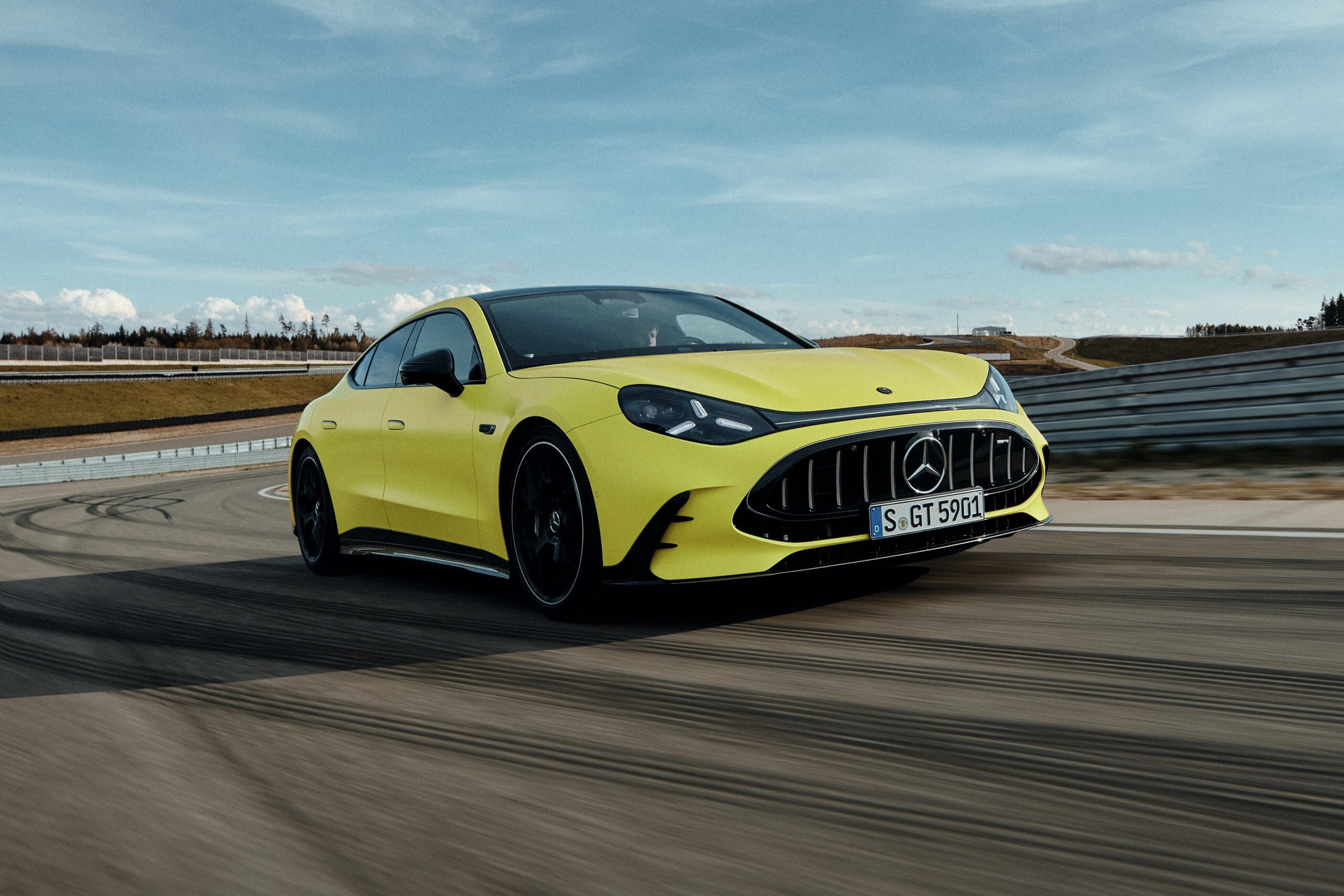 Vue dynamique du Coupé 4 portes Mercedes-AMG GT en mouvement, mettant en valeur son design extérieur sportif et ses grandes jantes.