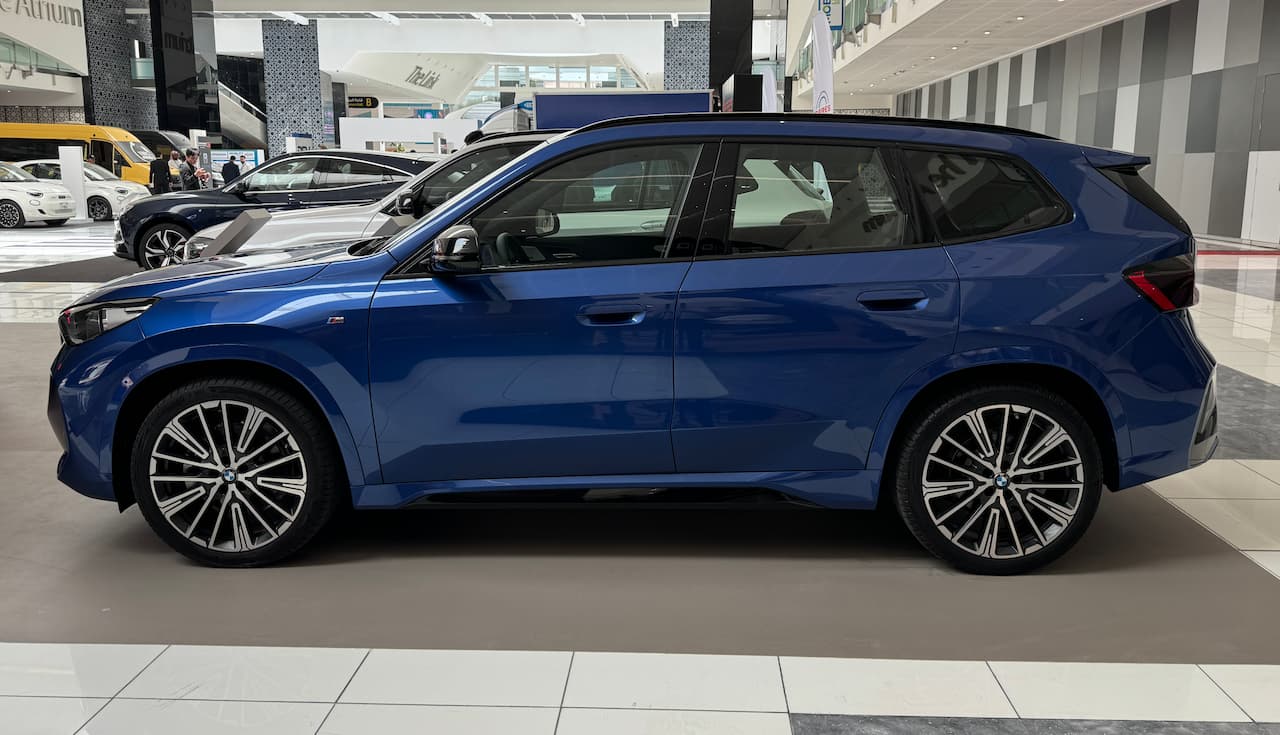 Gros plan sur une jante en alliage de 17 ou 18 pouces d'un BMW iX1 blanc.
