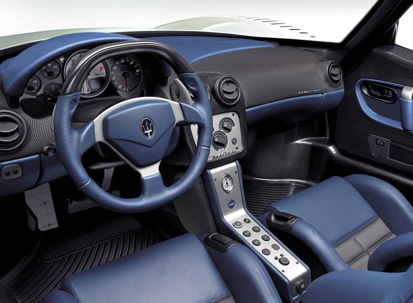 L'intérieur d'une Maserati MC12, avec son tableau de bord, son volant et ses sièges sportifs.