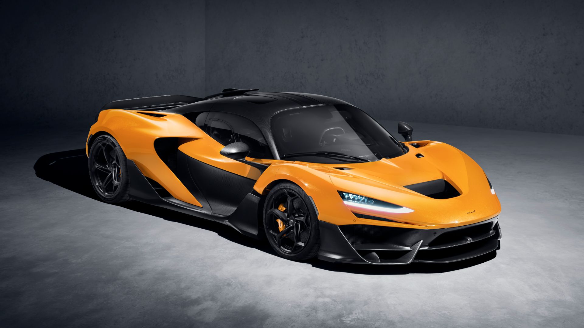 Gros plan sur les éléments aérodynamiques actifs de la McLaren W1 en mouvement, illustrant leur fonctionnement complexe.