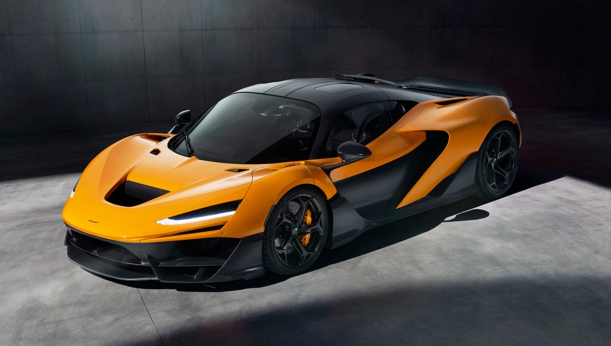 Vue dynamique de la McLaren W1, mettant en évidence sa conception à longue queue et ses éléments aérodynamiques avancés sur une piste.