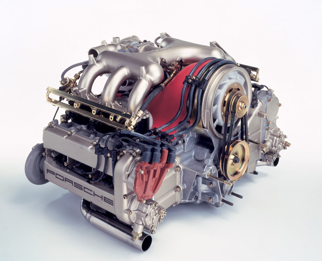 Vue détaillée du moteur boxer biturbo de la Porsche 959 Komfort, montrant les composants complexes et la propreté du compartiment moteur.
