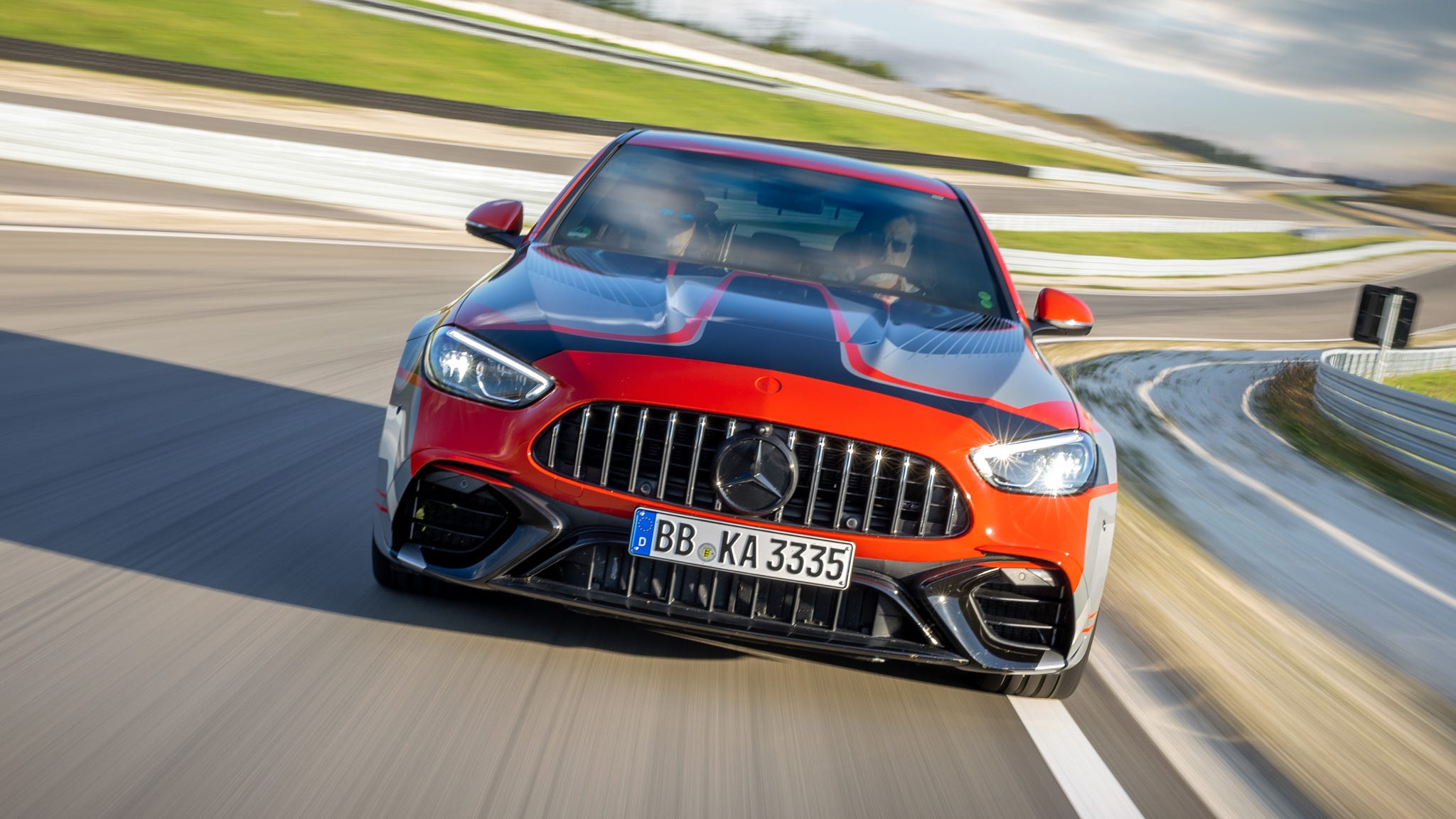 Mercedes-AMG C 63 S E-Performance en virage sur un circuit, avec un effet de flou de mouvement.