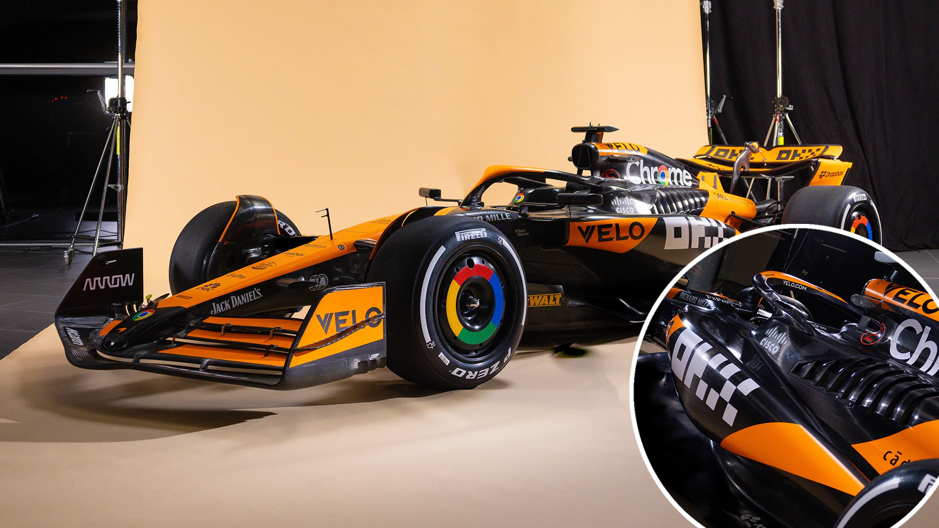 Vue détaillée de la monoplace McLaren MCL38 avec ses nouvelles pièces aérodynamiques, notamment sur l'aileron avant et le châssis.