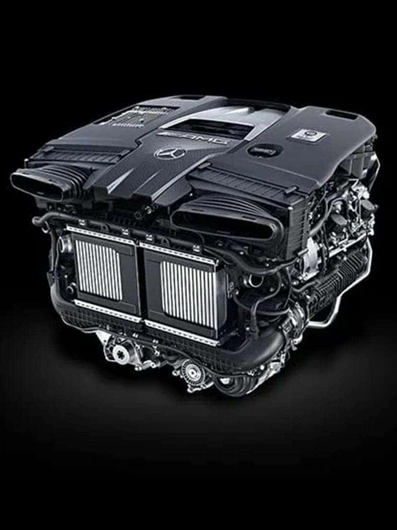 Gros plan détaillé du moteur V8 biturbo de 4,0 litres de la Mercedes-AMG GT 2026, avec ses composants mécaniques complexes et ses finitions métalliques.