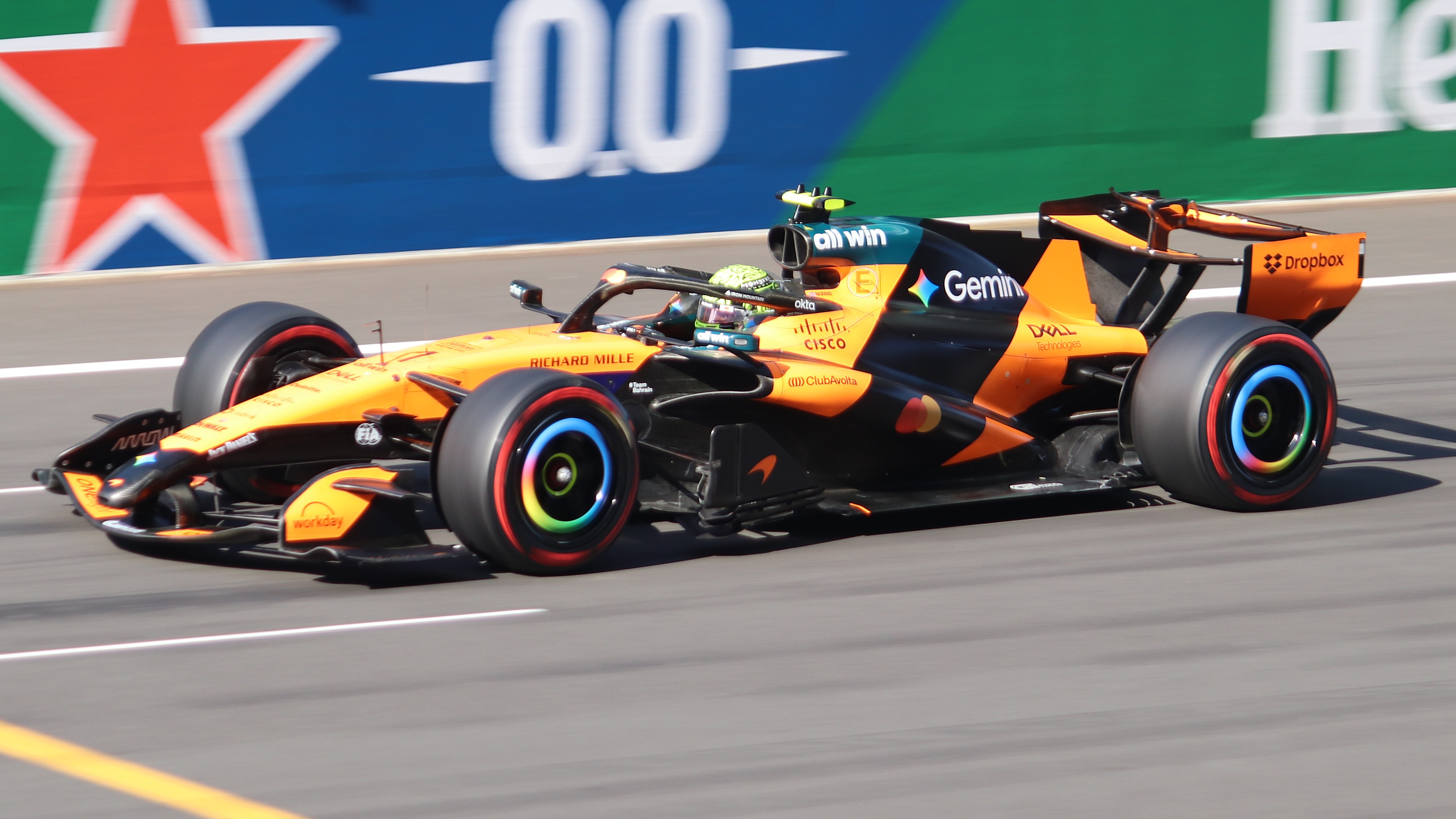 Une voiture de Formule 1 McLaren MCL40 en pleine course sur un circuit.