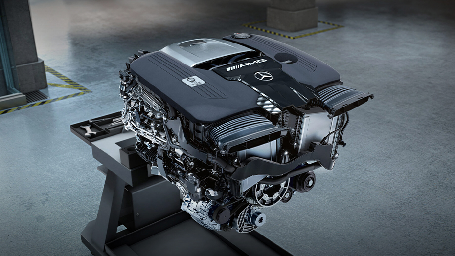 Gros plan sur le moteur V8 biturbo de la Mercedes-AMG GT 63 S E Performance, mettant en évidence les détails techniques et la marque AMG.