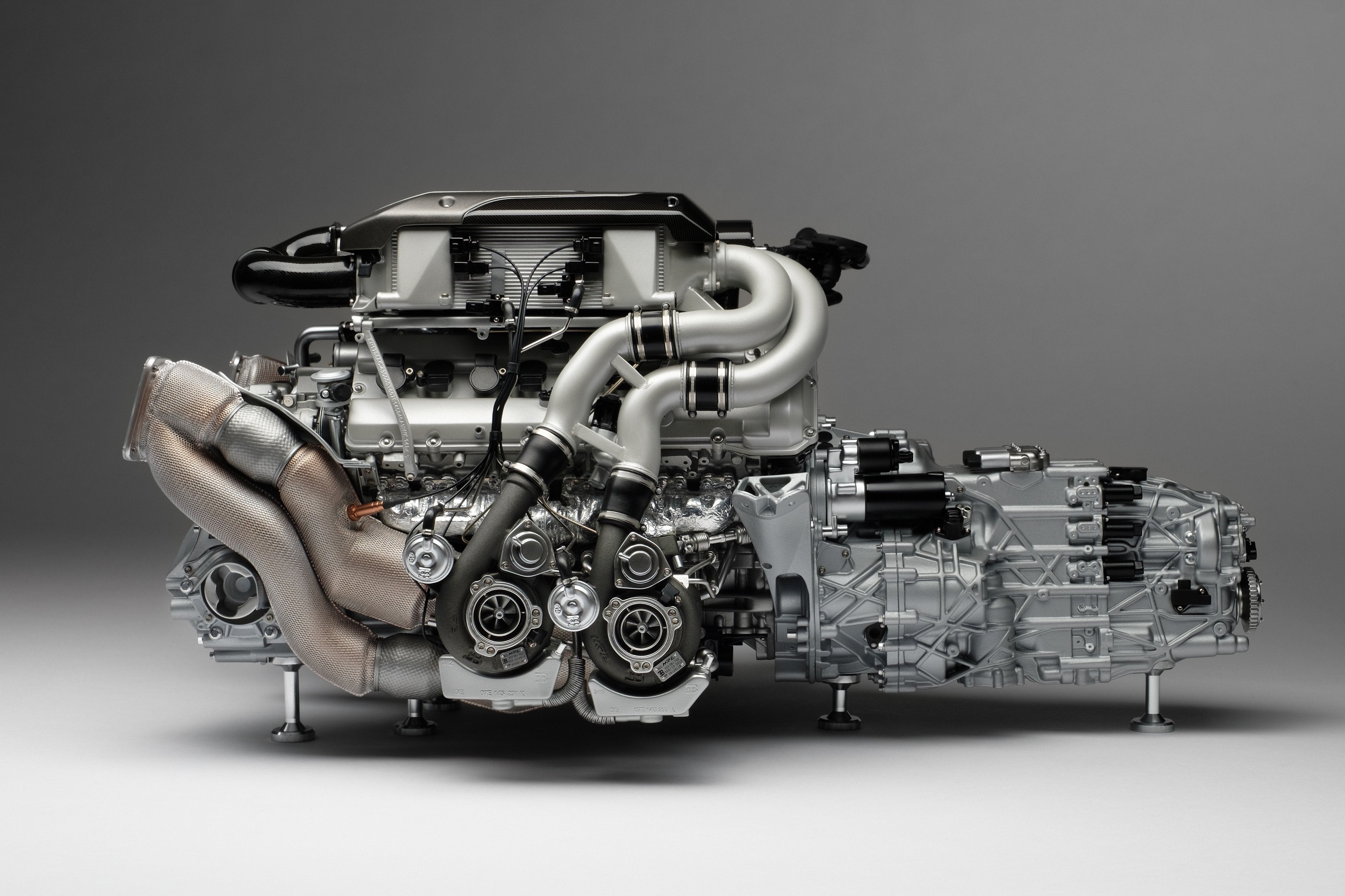 Vue détaillée du moteur W16 de la Bugatti Chiron Super Sport 300+, montrant les turbos et les collecteurs d'admission.