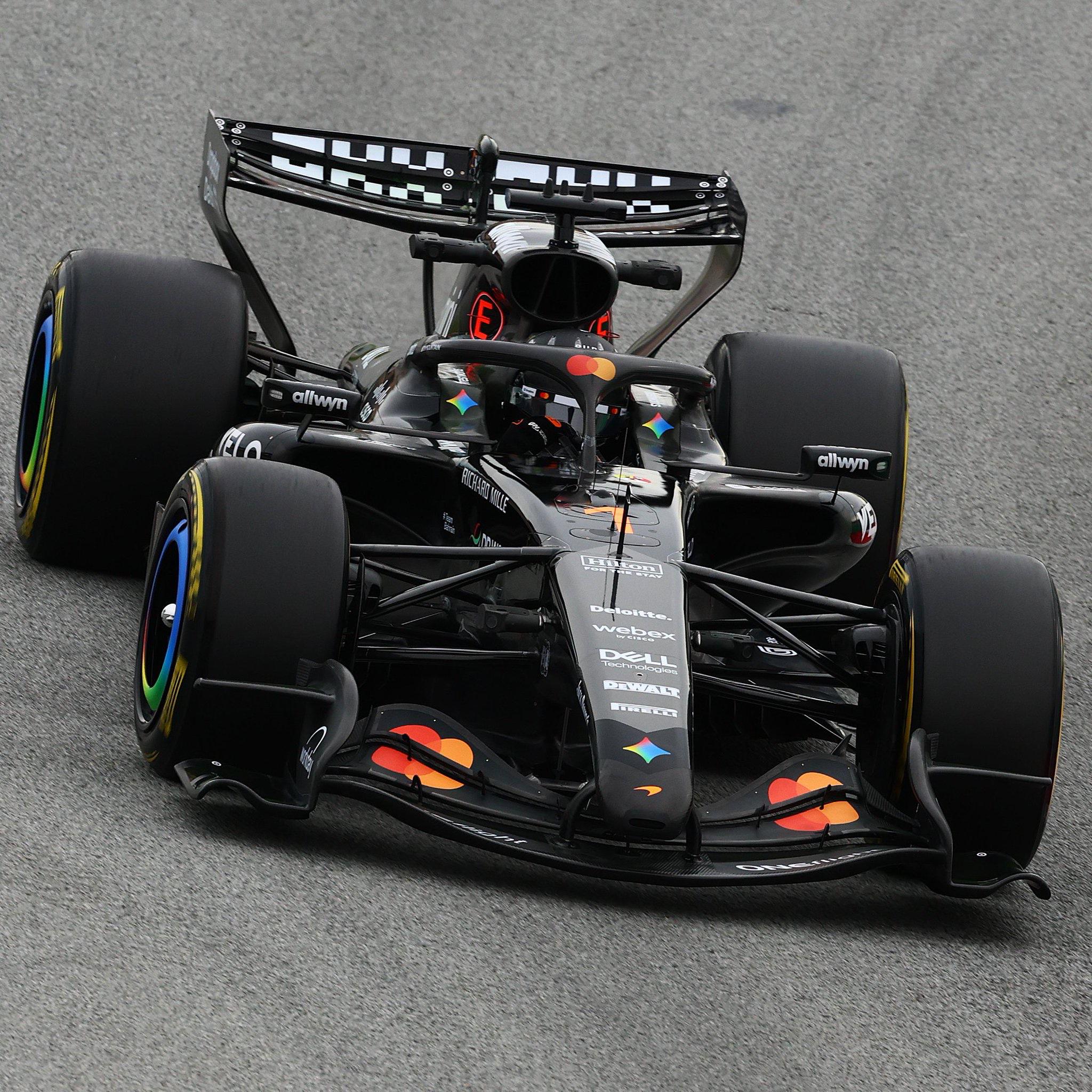Vue dynamique d'une McLaren MCL38 en course, montrant les composants internes du moteur.