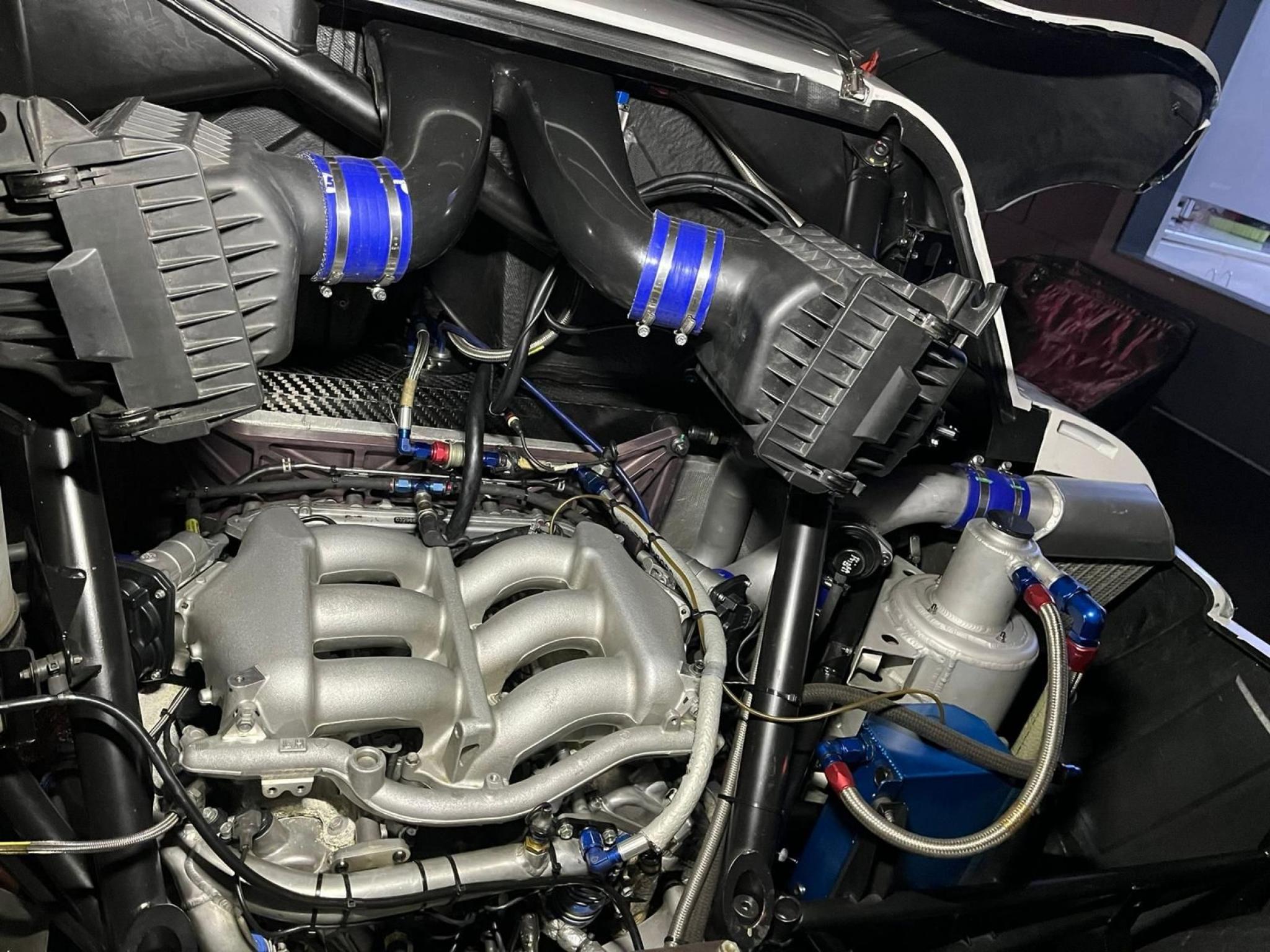 Gros plan sur le moteur V6 biturbo de la Renault Sport R.S. 01, avec ses composants complexes et sa finition métallique.