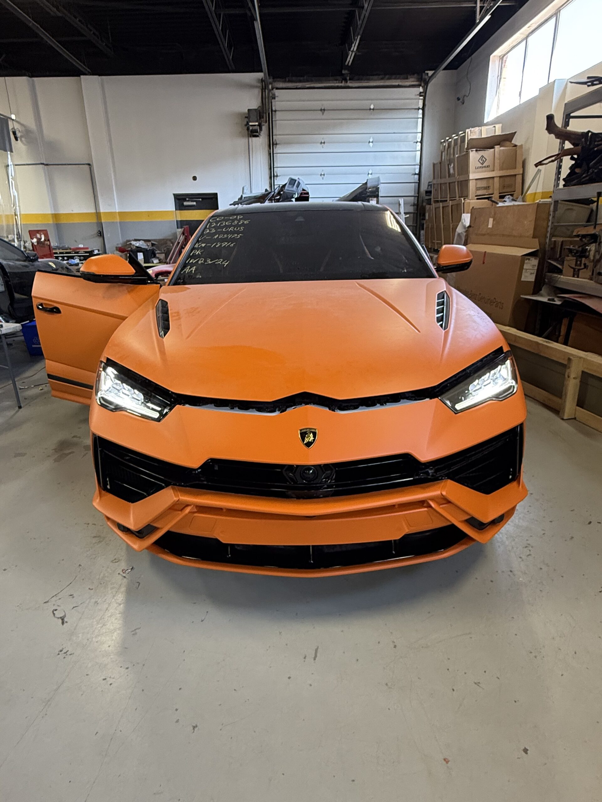 Gros plan sur le phare avant gauche d'un Lamborghini Urus, avec une partie des LED éteintes ou défectueuses.