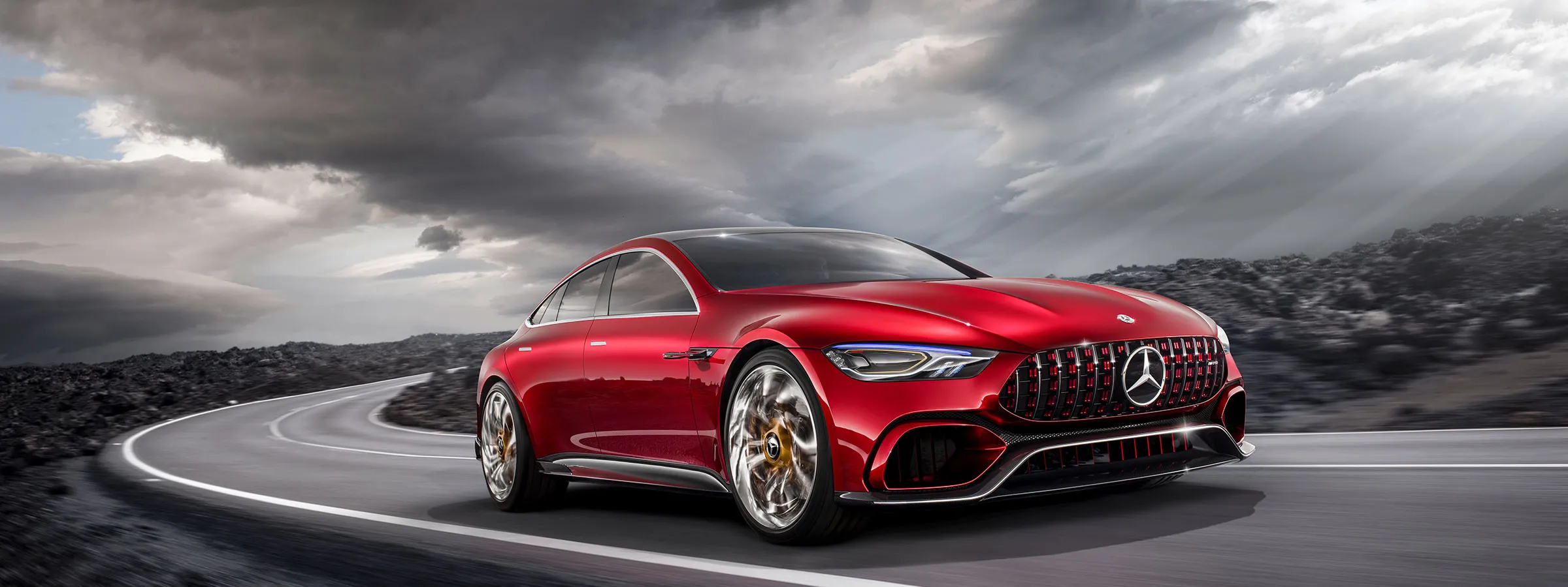 Une Mercedes-AMG GT électrique concept car argentée, au design futuriste, dans un studio moderne.