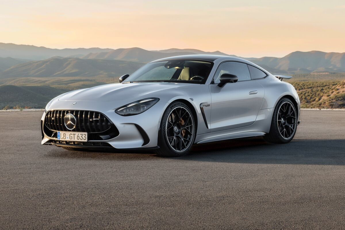 La nouvelle génération de Mercedes-AMG GT sur une route panoramique, mettant en avant son design élégant et ses capacités de grand tourisme.
