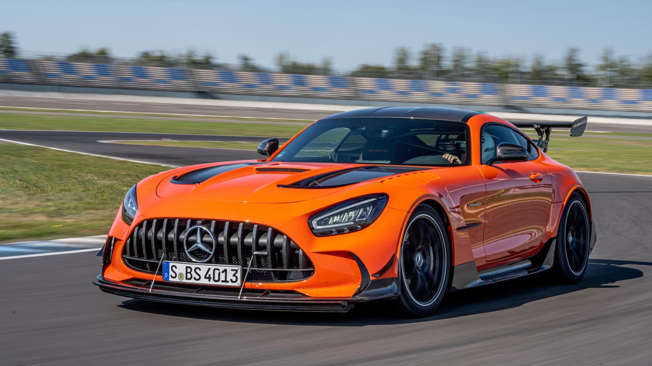 Vue dynamique de la Mercedes-AMG GT Black Series, soulignant son design agressif et ses caractéristiques aérodynamiques.