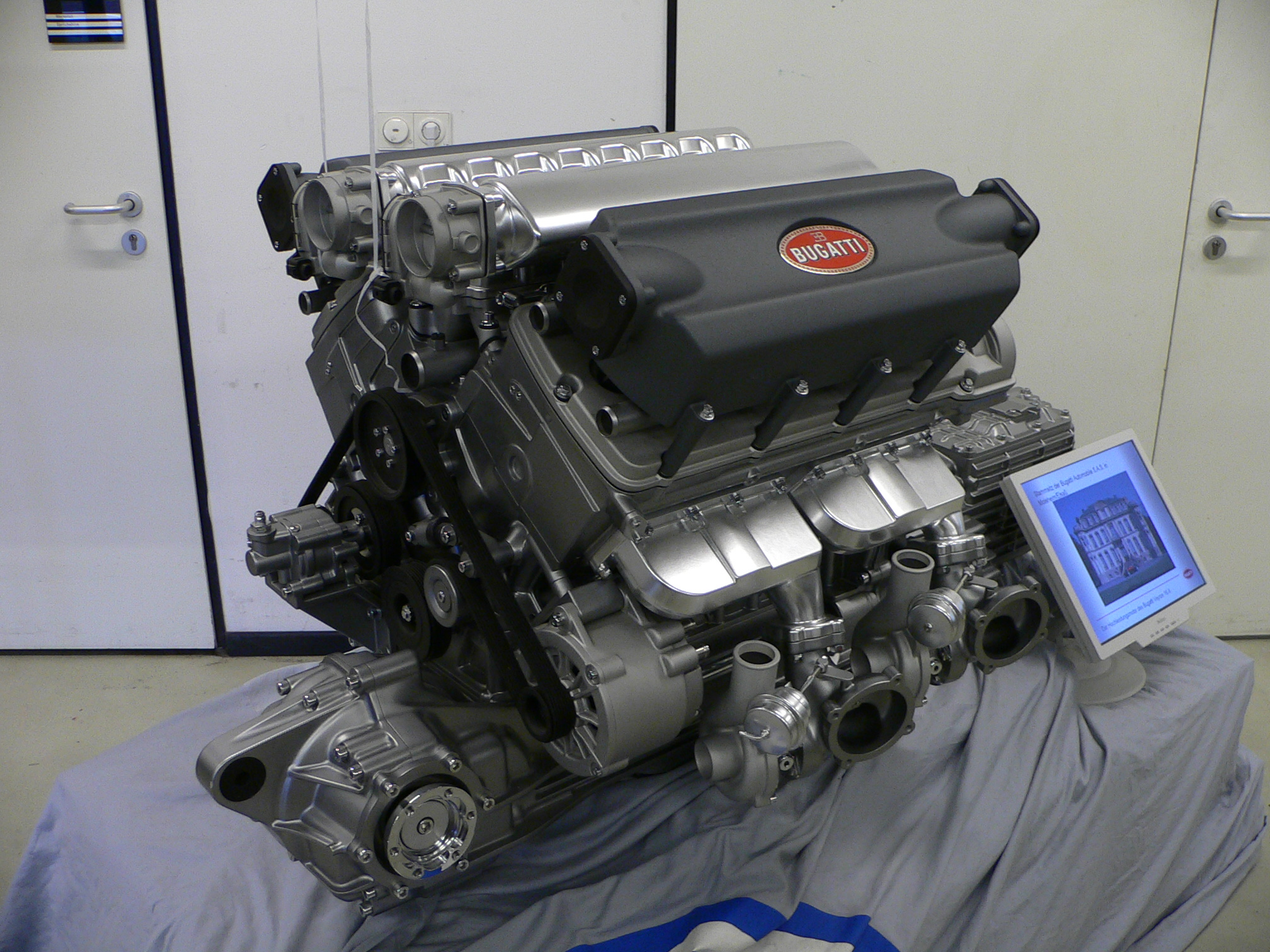 Vue détaillée du moteur Bugatti W16 avec ses quatre turbocompresseurs.