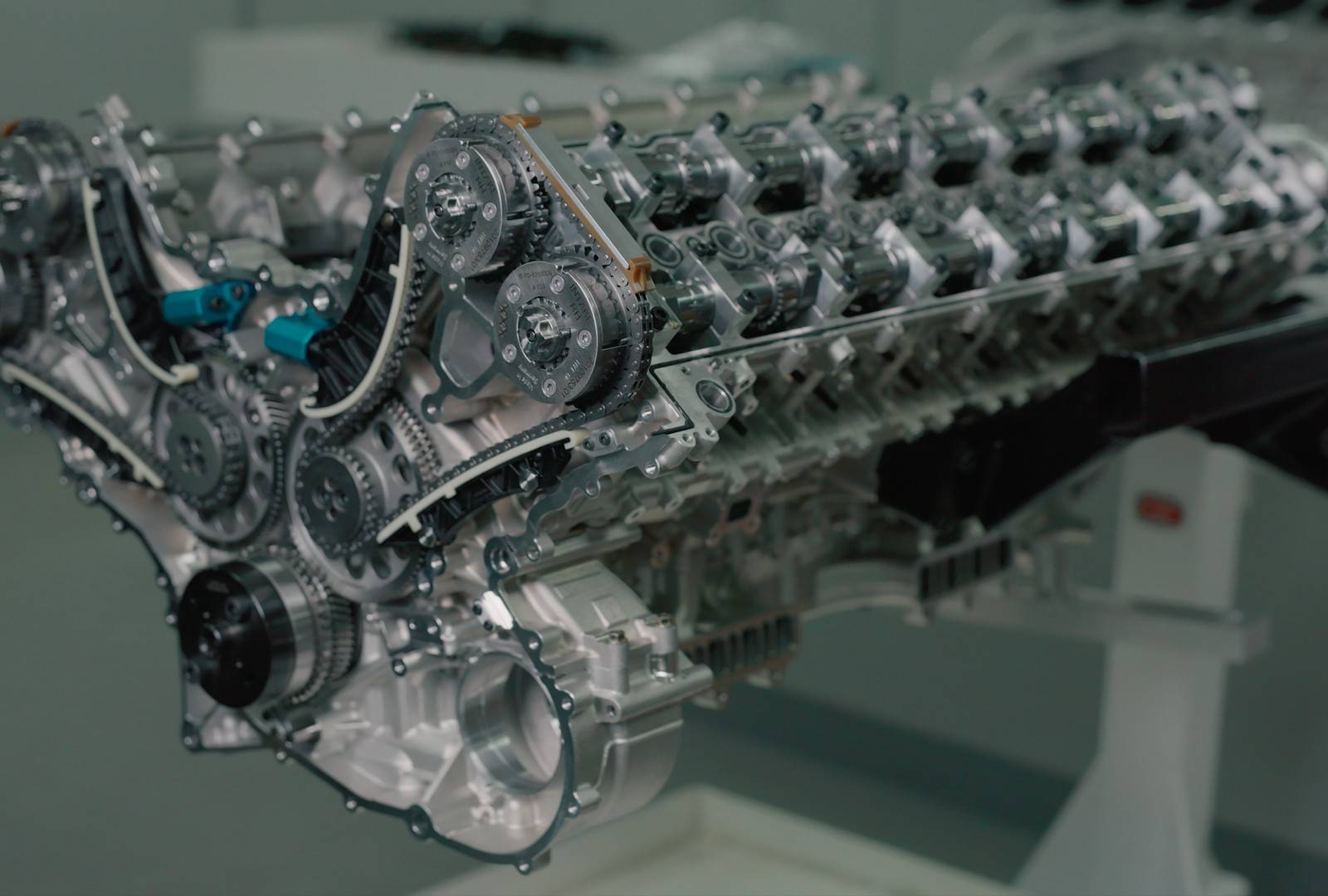 Le moteur V16 hybride de la Bugatti Tourbillon, avec ses composants électriques visibles.