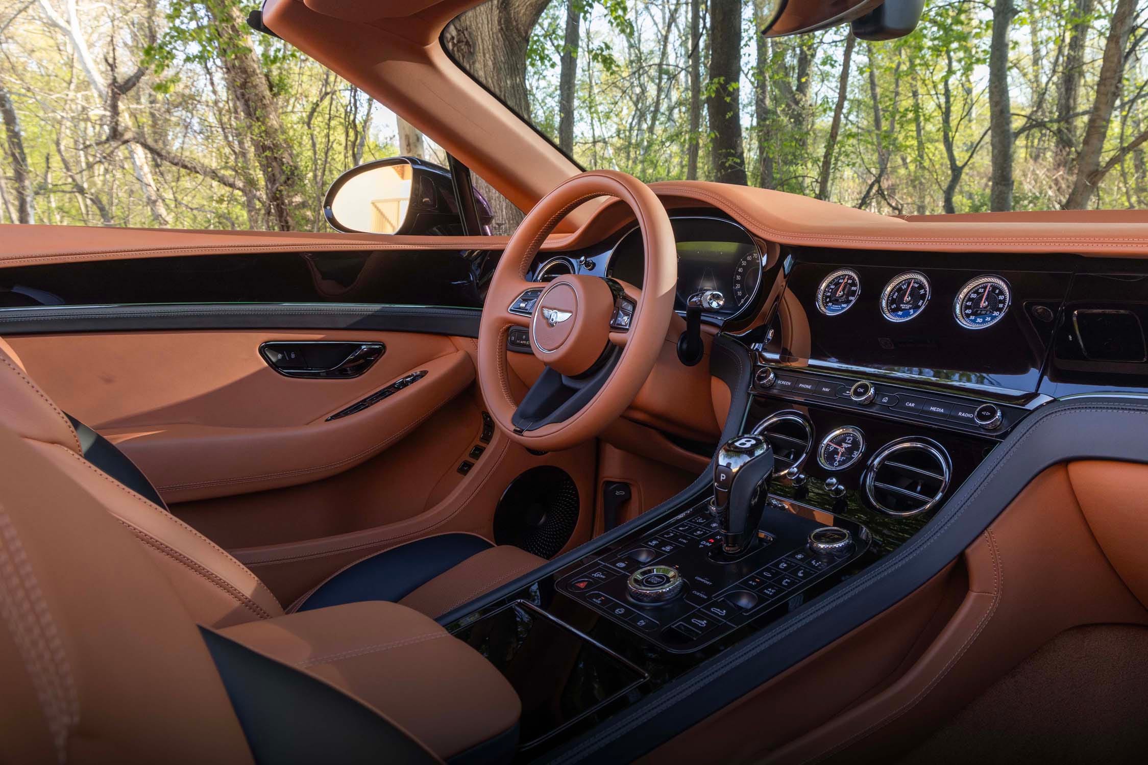 Vue détaillée de l'habitacle d'une Bentley Continental GT S avec des sièges en cuir sur mesure, des surpiqûres contrastées et des inserts en bois précieux.
