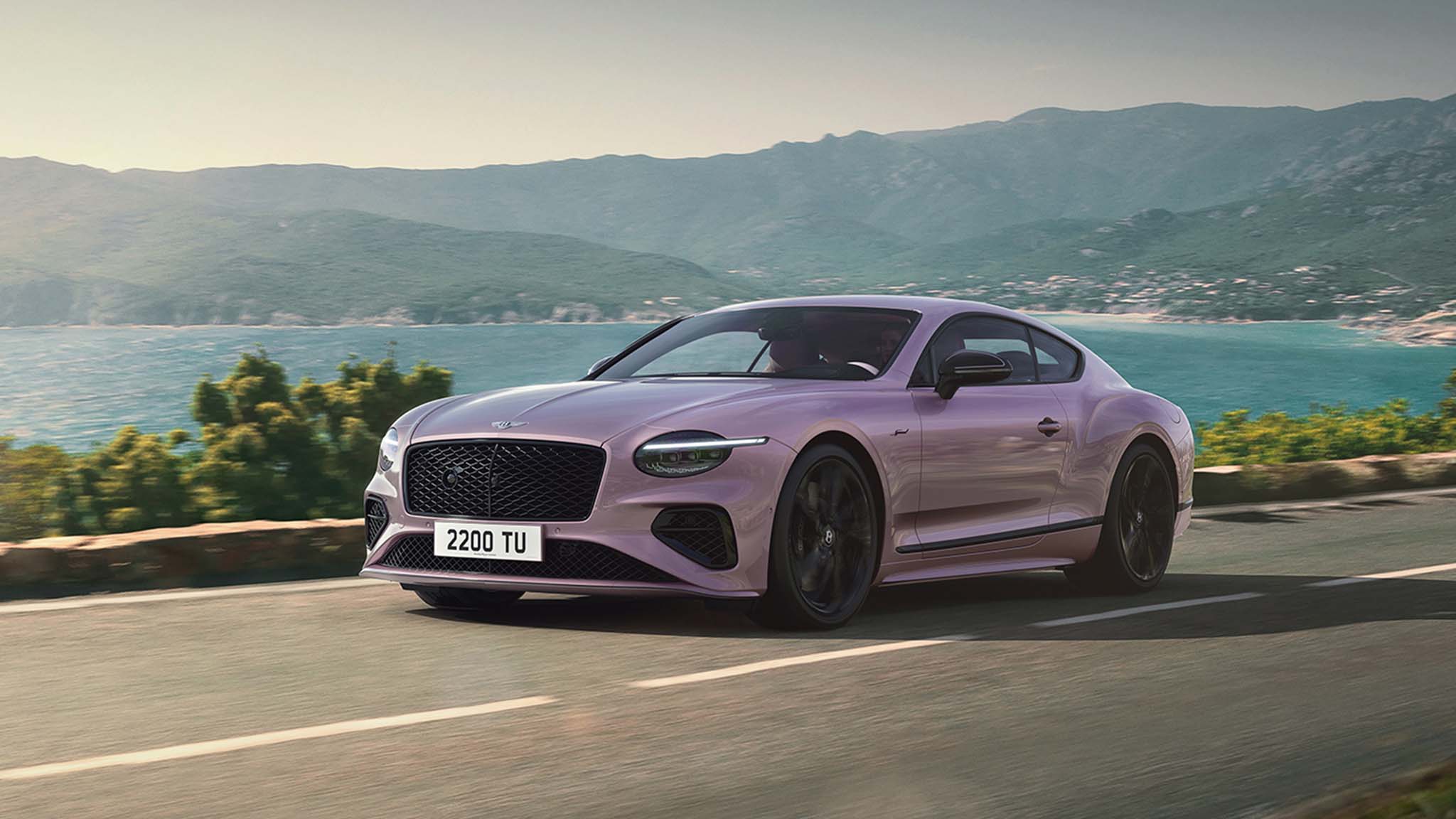 Vue latérale d'une Bentley Continental GT S avec une couleur de carrosserie personnalisée, des jantes en alliage spécifiques et des éléments de design extérieur Mulliner.